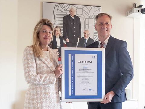 TÜV SÜD Management GmbH 总经理 Peter Mühlbauer 向 Monika Bayat 博士颁发证书