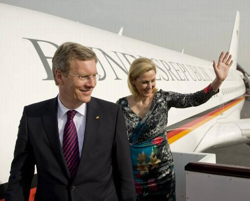 德国总统克里斯蒂安•武尔夫及其夫人贝提娜在卡塔尔多哈机场。