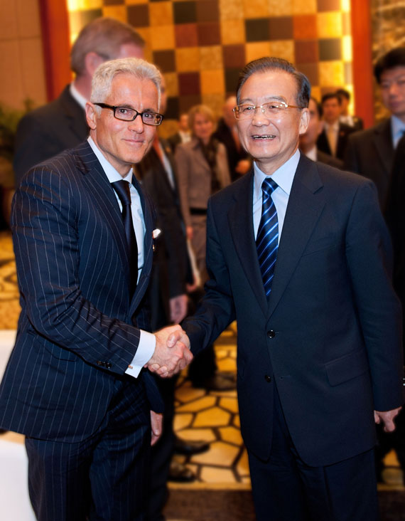 中国总理温家宝与宝华压缩机集团CEO Philipp Bayat先生亲切握手