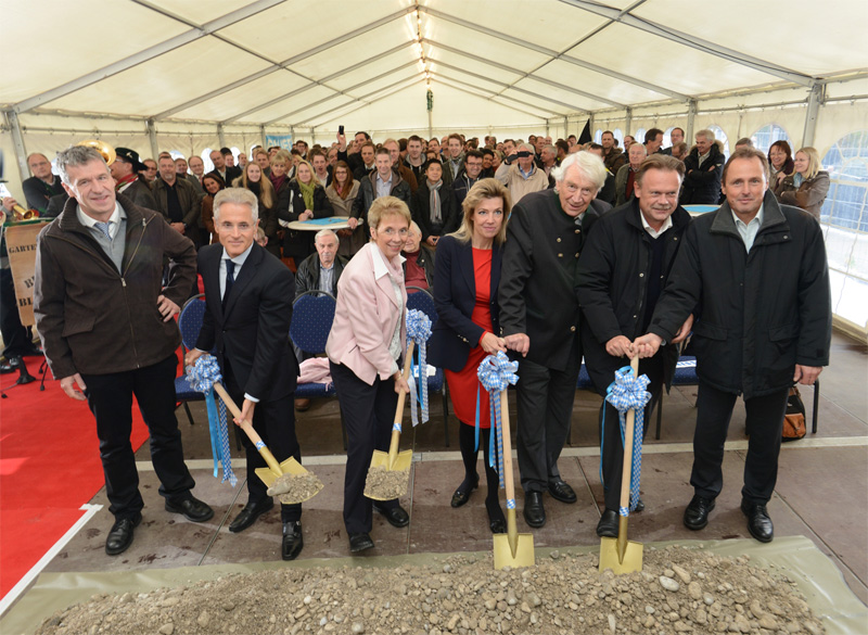 Coup de pelle symbolique : le conseiller régional Klaus Koch, Philipp Bayat, Madame le Maire Cornelia Irmer, le Dr. Monika Bayat, Heinz Bauer, Peter Kamm et Stefan Hacker de BAUER KOMPRESSOREN (de gauche à droite)