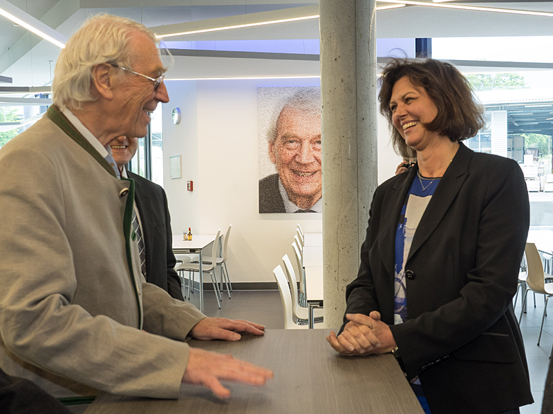 Heinz Bauer erzählt Staatsministerin Aigner aus seinem Leben für das Unternehmen