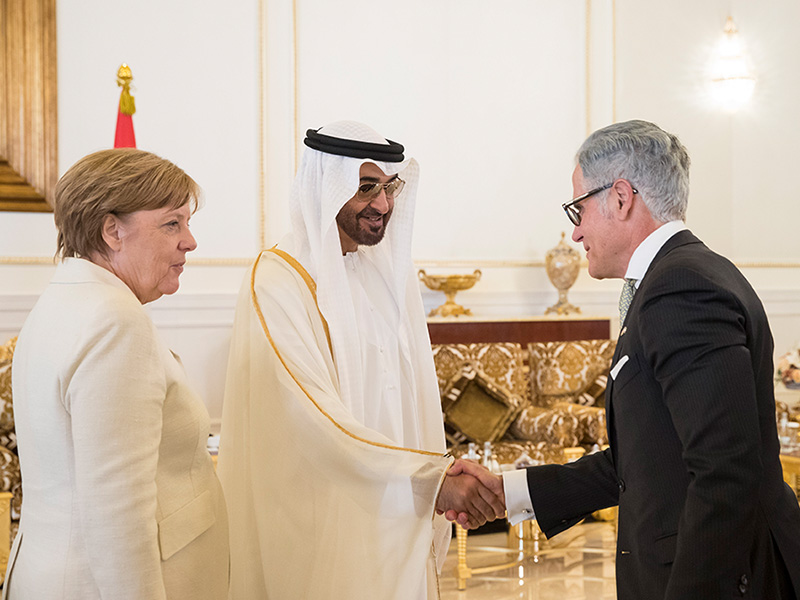 Philipp Bayat beim Handschlag mit dem Kronprinzen der Vereinigten Arabischen Emirate | © Ryan Carter, Crown Prince Court Abu Dhabi