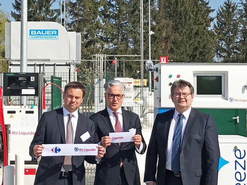 Die Eröffnung der neuen Biogastankstelle in Sevron, Photo von links: Xavier Pontone, Vice President advanced Business & Technologies/Air Liquide, Philipp Bayat, CEO/BAUER GROUP und Noël Prioux, Directeur Exécutif/Carrefour France.