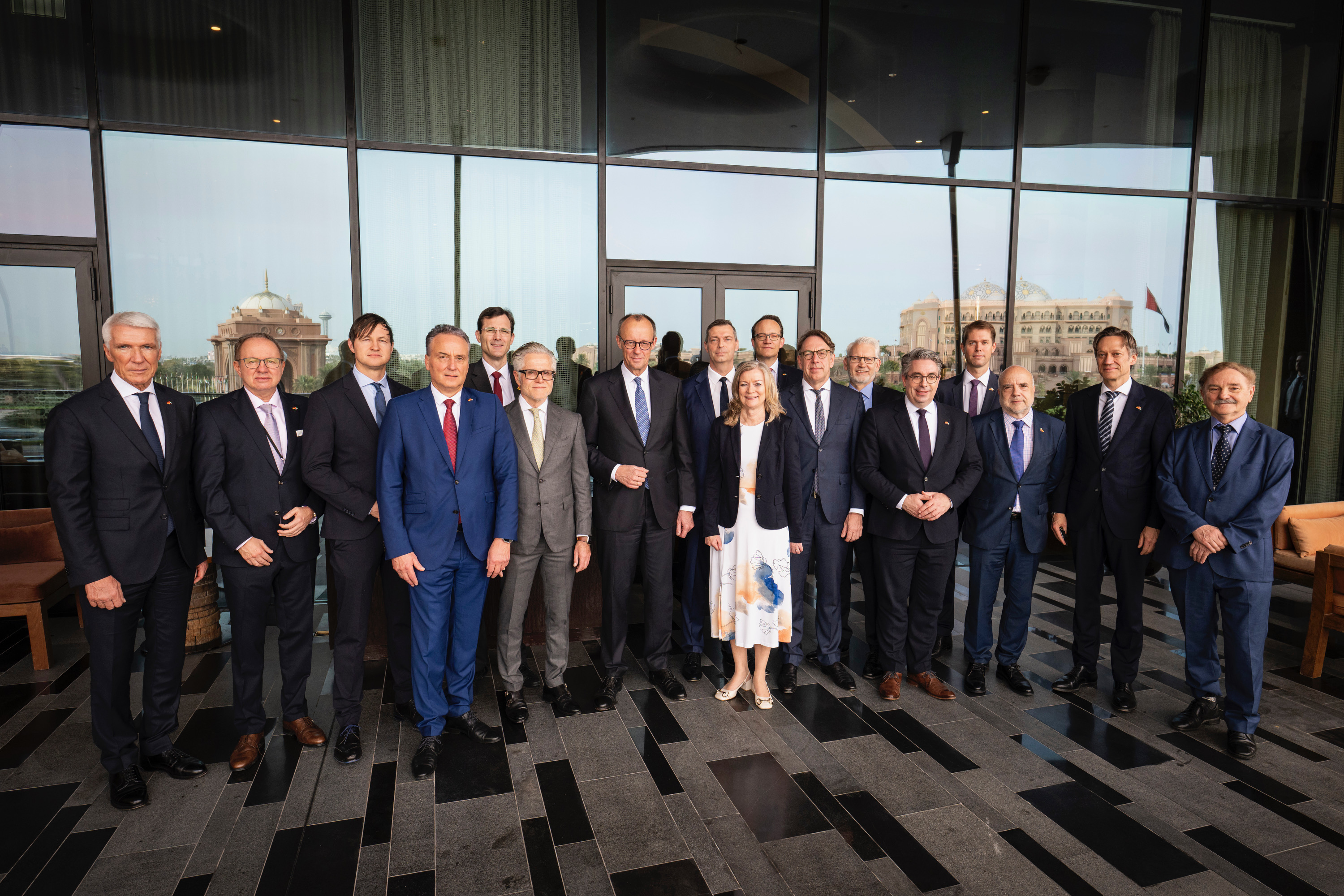 Gruppenfoto der Wirtschaftsdelegation mit Bundeskanzler Merz