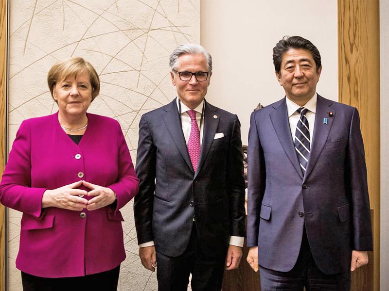Bundeskanzlerin Angela Merkel, Philipp Bayat, Premierminister Shinzō Abe (v.l.n.r.)