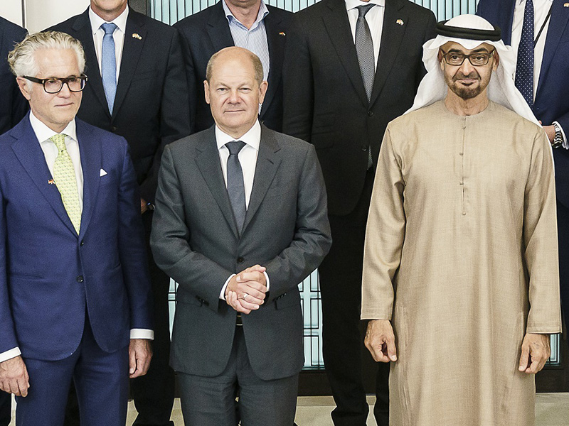 菲利普-巴亚特站在德国总理和阿拉伯联合酋长国总统穆罕默德-本-扎耶德-阿勒纳哈扬身边