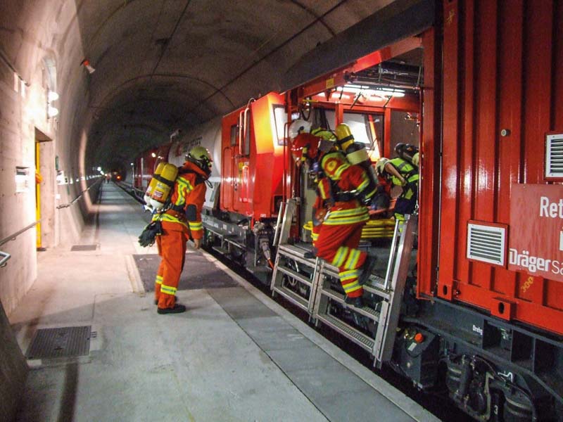   A Swiss firefighting team kitted out with full-scale breathing equipment puts the new tunnel rescue train to the test under real-life conditions. The air is supplied by a BAUER compressor system. 